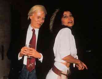Isabelle com Andy Warhol em 1977(foto: Divulgao/ultravioletweb.com)