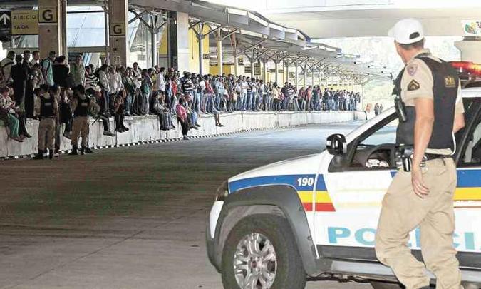 Passageiros esperaram ônibus em vão na Estação Pampulha, com acompanhamento da PM, por causa do clima tenso(foto: JAIR AMARAL/EM/D.A PRESS) Passageiros esperaram ônibus em vão na Estação Pampulha, com acompanhamento da PM, por causa do clima tenso(foto: JAIR AMARAL/EM/D.A PRESS)