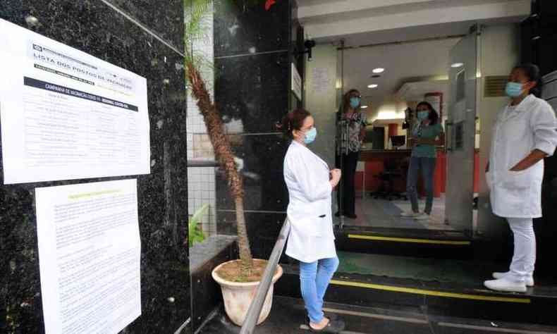 No Centro de Referncia de Imunobiolgicos Especiais, na Regio Centro-Sul de BH, a vacinao continuou at as 17h(foto: Juarez Rodrigues/EM/D.A Press )