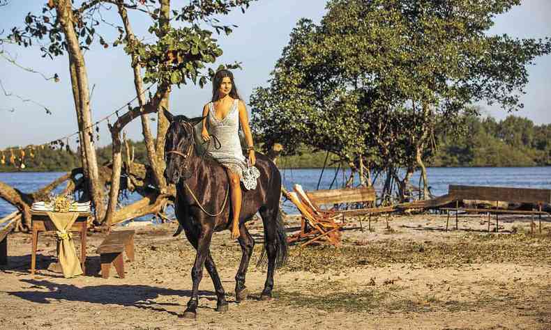 Vestida de branco, atriz Alanis Guillen chega a cavalo para o casamento da personagem Juma 