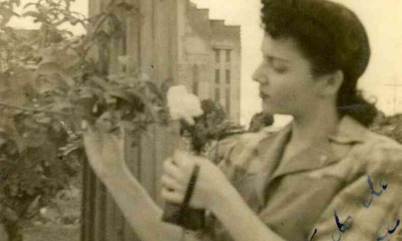 Cantora Mariazinha olha para flor na Praa Raul Soares, em BH, em 1943