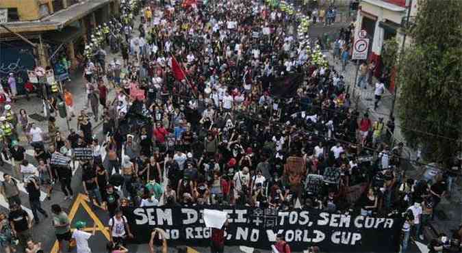 Cerca de mil manifestantes participaram do protesto em So Paulo(foto: AFP PHOTO / Miguel SCHINCARIOL )