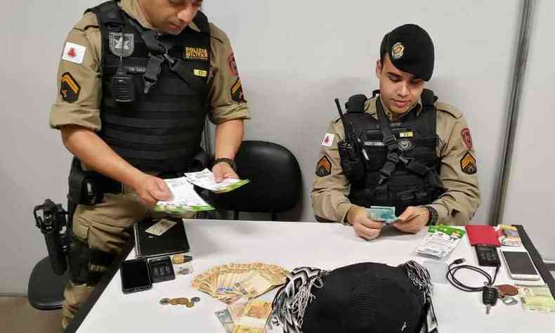 Foram apreendidos: 13 ingressos, mquina de carto, celulares, alm de R$ 2 mil e poes de maconha que sero contabilizadas(foto: Polcia Militar (PM)/ divulgao)