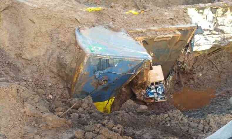 Locomotiva foi encontrada em uma profundidade de, aproximadamente, 15 metros(foto: Divulgao/Corpo de Bombeiros)