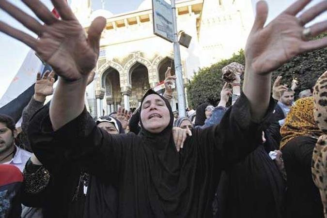 Eg�pcia chora durante funeral de policial morto em atentado na cidade de Mansoura. Terrorismo isl�mico ganhou mais for�a no pa�s (foto: Mohamed Abd El Ghany/REUTERS - 24/12/13 )