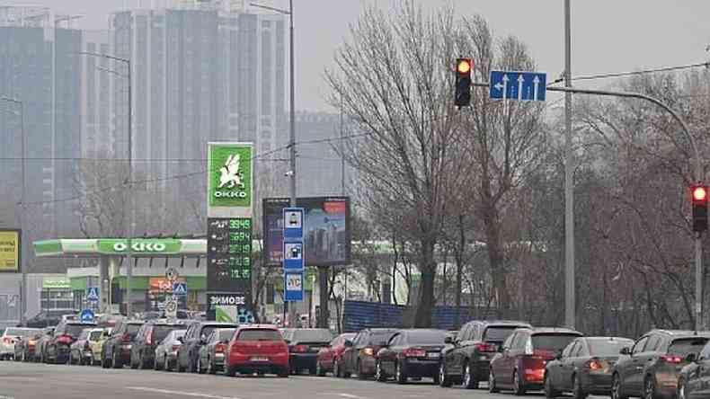 Fila para entrar em posto de gasolina em Kiev