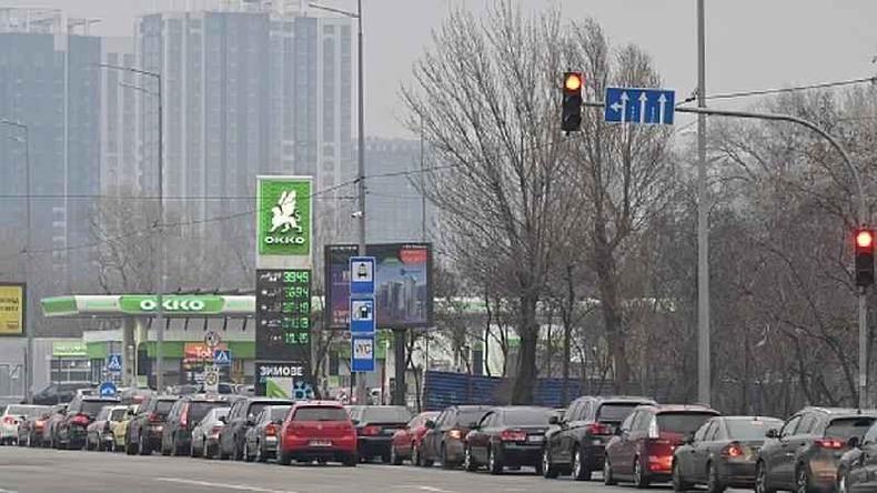 Nas últimas horas, foram registrados engarrafamentos e filas em postos de gasolina na capital Kiev(foto: AFP) Fila para entrar em posto de gasolina em Kiev