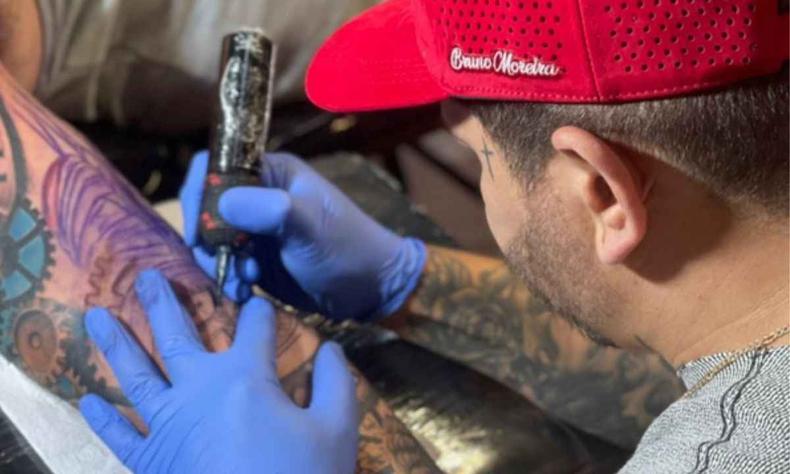 Bruno Moreira, tatuador paulista, se recusou a tatuar uma bandeira nazista em cliente (foto: Arquivo Pessoal/Reprodução ) Tatuador de SP