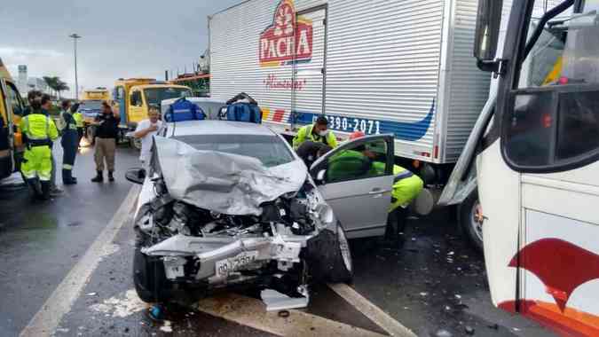 O acidente entre trs veculos, entre eles um nibus, deixou uma pessoa morte e trs gravemente feridas no fim da tarde desta quarta-feira na BR-459, em Pouso Alegre, Regio Sul de Minas Gerais. A sequncia de batidas aconteceu durante a chuva. A pista ficou parcialmente fechada, o que deixou o trnsito lento. Polcia Rodoviria Federal (PRF)/Divulgao