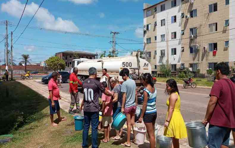 Em Macap, a prefeitura manteve a distribuio de gua para moradores desabastecidos em ao menos trs pontos da cidade no sbado(foto: Prefeitura de Macap/Divulgao)