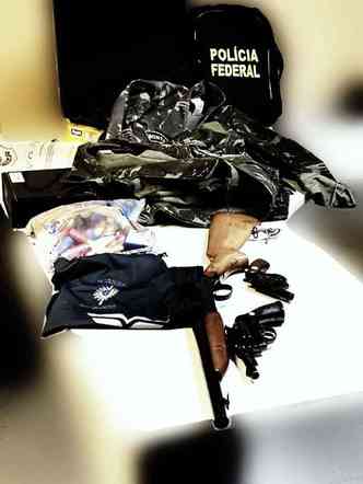 Trs armas de fogo foram apreendidas na residncia do suspeito(foto: Divulgao/Polcia Federal)