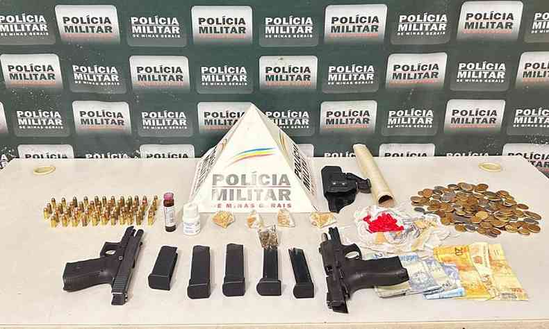Armas e drogas foram encontrados no telhado da casa do agressor