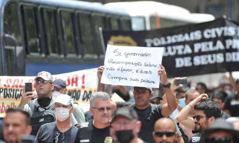 Em cartaz, agente da segurana pede recomposio salarial