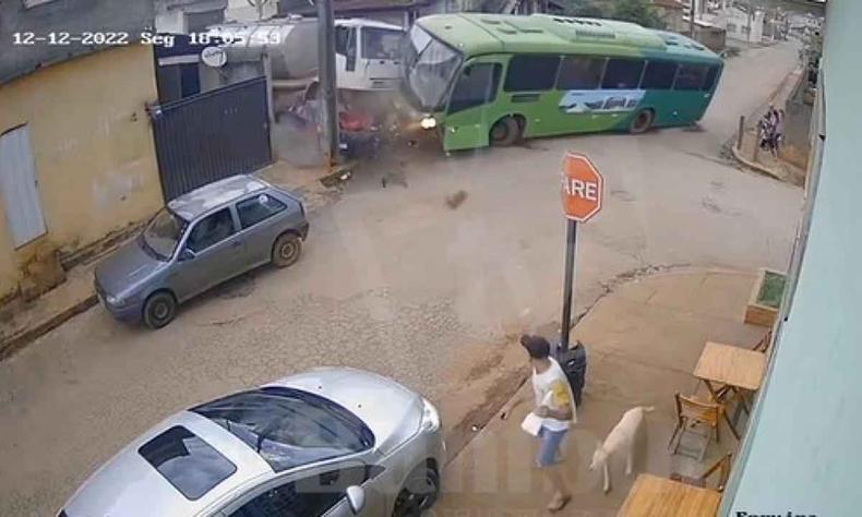Reproduo do vdeo do momento em que caminho atinge o carro e o nibus