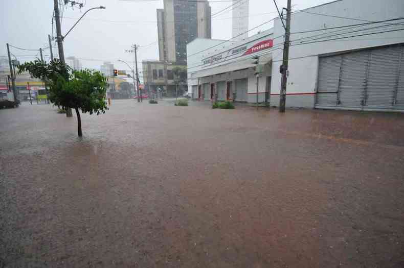 Ruas do Prado ficaram debaixo d´água(foto: Gladyston Rodrigues/EM/DA PRESS)