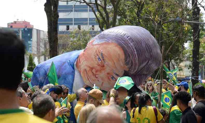 Boneco inflvel de Bolsonaro na Praa da Liberdade, BH