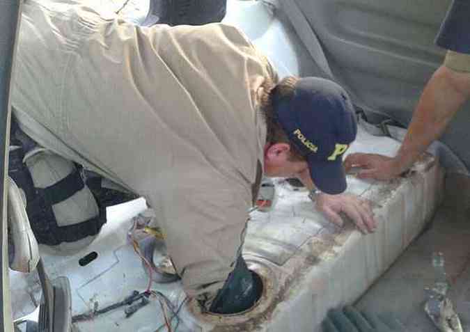 Policiais fizeram buscas no carro e encontraram a droga nos pra-lamas do veculo(foto: Divulgao PRF)
