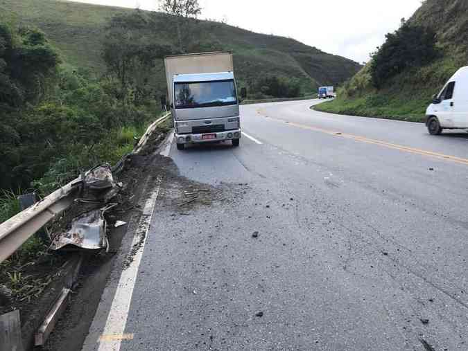 Carreta saiu da pista na BR-040, em Santos Dumont. Motorista teve ferimentos graves. Veculo transportava cido brico, mas no houve vazamento, segundo os bombeirosCorpo de Bombeiros/Divulgao