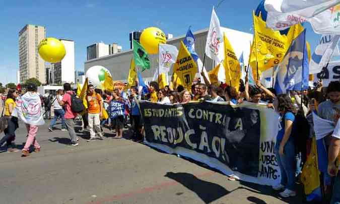 De acordo com a Polcia Militar, o protesto atraiu aproximadamente 350 pessoas(foto: Breno Fortes/CB/D.A Press)