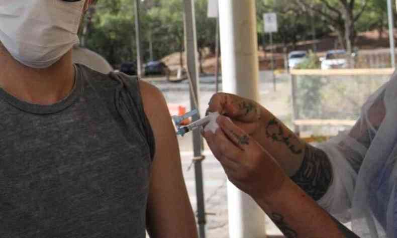 Nesta quinta-feira, BH comeou a vacinar pessoas com 27 anos(foto: Edsio Ferreira/EM/DA Press)
