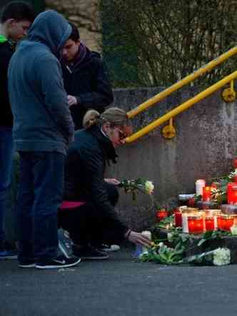 Populao faz viglia por vtimas(foto: SASCHA SCHUERMANN / AFP )