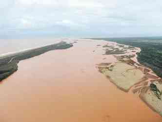 Vista da foz do Rio Doce contaminado pela lama txica na Praia de Regncia (ES): 188 pescadores da regio enfrentam dificuldades para receber indenizao