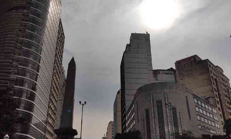 Clima no centro de Belo Horizonte, ceu parcialmente nublado na frente do pirulito da praa sete