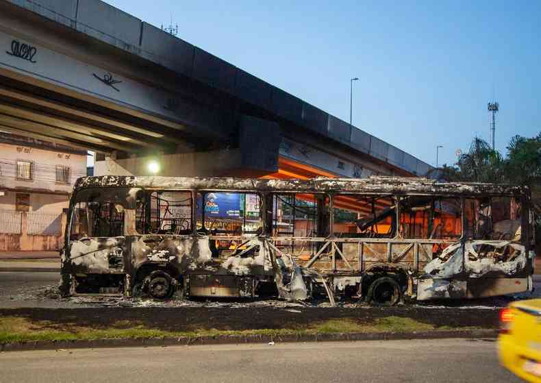 nibus queimado no Recreio dos Bandeirantes, no Rio de Janeiro