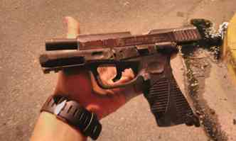 Perto do carro foi encontrada uma pistola 9 milmetros, segundo a polcia(foto: PMMG/Divulgao)
