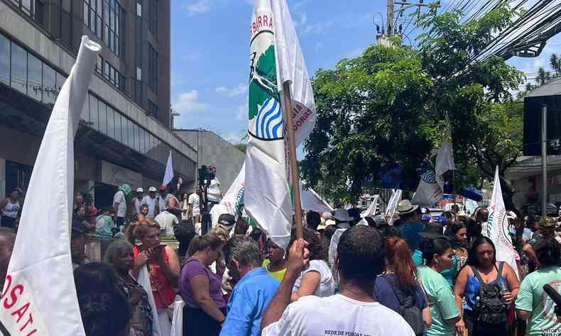 Imagem dos protestos na porta do TJMG