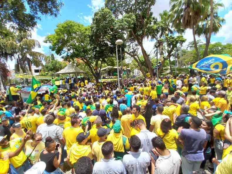 Multido em Tefilo Otoni acompanha o comcio do presidente Bolsonaro a quatro dias do segundo turno das eleies