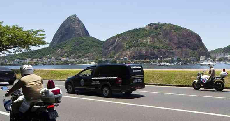 O cortejo passa pelo Po de Acar, a caminho do aeroporto internacional(foto: AFP PHOTO/ANTONIO SCORZA )