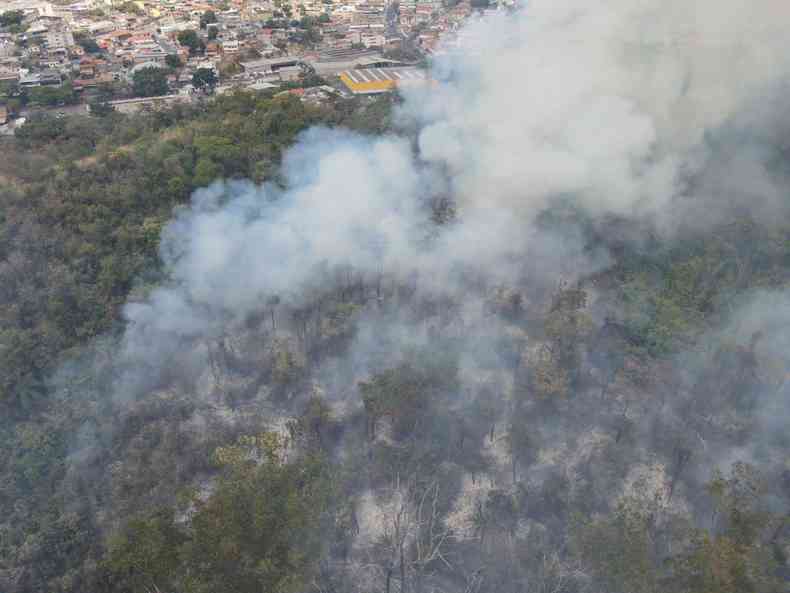Um drone auxilia os militares no combate as chamas