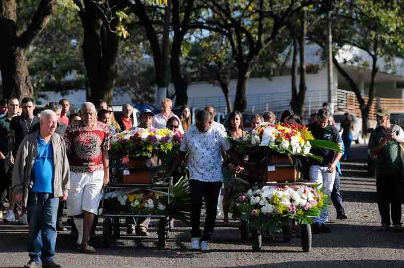 Os corpos de Tereza Cristina e Gabriel Peres foram enterrados sob forte comoo de parentes e amigos que lotaram o velrio(foto: Alexandre Guzanshe/EM/D.A Press)