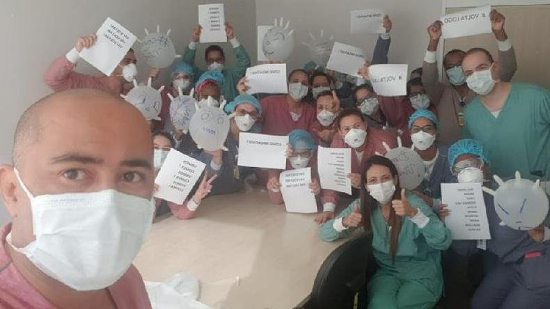 Cardiologista Fábio Grunspun Pitta (primeiro à dir.) é recebido no retorno ao trabalho após se curar da Covid-19(foto: Divulgação/Hospital Albert Einstein) Cardiologista Fábio Grunspun Pitta (primeiro à dir.) é recebido no retorno ao trabalho após se curar da Covid-19(foto: Divulgação/Hospital Albert Einstein)