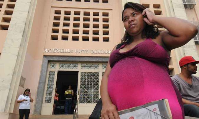 Camila Gonçalves, grávida de sete meses, procurou a Maternidade Odete Valadares, após ter dor nas articulações e de cabeça: apreensão com a possibilidade de contrair zika(foto: Cristina Horta/EM/DA Press) Camila Gonçalves, grávida de sete meses, procurou a Maternidade Odete Valadares, após ter dor nas articulações e de cabeça: apreensão com a possibilidade de contrair zika(foto: Cristina Horta/EM/DA Press)