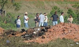 Perícia deve analisar local de queda de avião; documentos das vítimas foram encontrados(foto: Breno Fortes/CB/D.A.Press) Perícia deve analisar local de queda de avião; documentos das vítimas foram encontrados(foto: Breno Fortes/CB/D.A.Press)