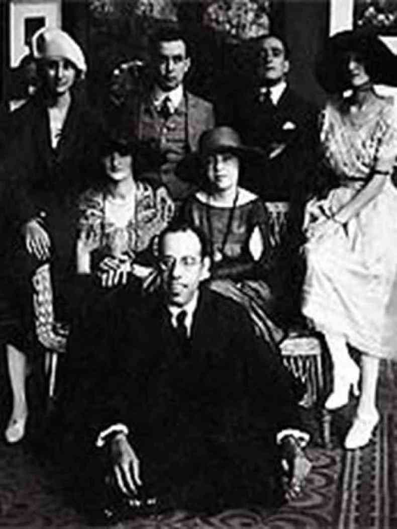 Mrio de Andrade (sentado), Anita Malfatti (sentada, ao centro) e Zina Aita ( esquerda de Anita) em So Paulo em 1922