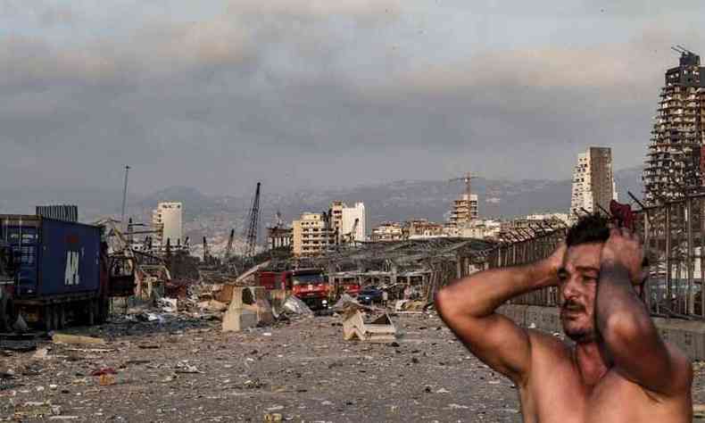 Exploso pode ter sido causada por materiais explosivos confiscados e armazenados na regio porturia de Beirute(foto: Ibrahim Amro/AFP)