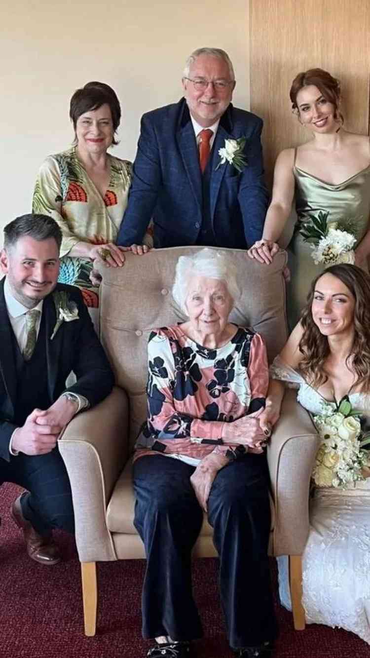 Casal se casa pela 2ª vez para que avó com Alzheimer; assista à cerimônia