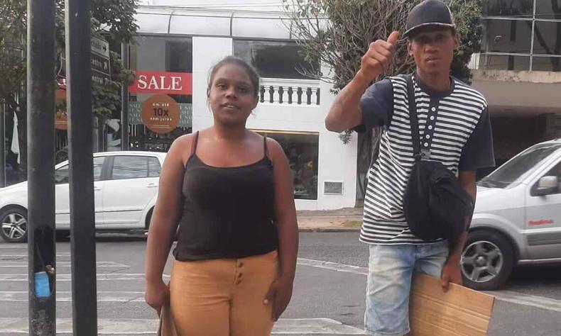 Casal pede dinheiro no semforo