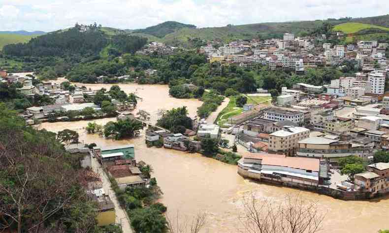 Rio Piranga permanece alto em Ponte Nova, deixando a população de sobreaviso: medo é de que chuvas nas cabeceiras provoquem novos transbordamentos(foto: Edésio Ferreira/EM/D.A Press)