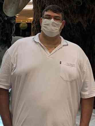 Roberto luta contra o sobrepeso desde 2009 e ainda aguarda por cirurgia, adiada trs vezes desde janeiro (foto: Arquivo Pessoal/Reproduo )