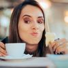 É melhor escovar os dentes antes ou depois de tomar café? Como evitar manchas