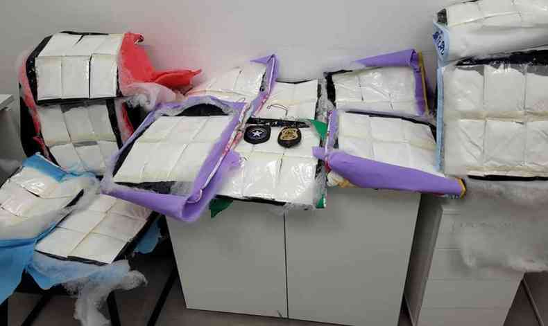 Entre cobertores, nigeriano escondeu 9 quilos de cocaína que levaria para a Europa no Aeroporto Internacional Tancredo neves em Confins polícia Federal e Receita Federal apreensão