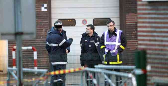 Policiais isolaram a fbrica(foto: CHARLY TRIBALLEAU / AFP)