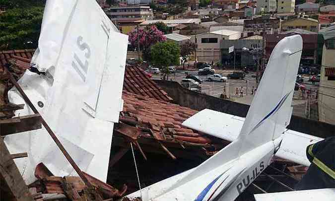 Avio atingiu o telhado da casa, mas no deixou feridos(foto: Batalho de Operaes Areas do Corpo de Bombeiros/Divulgao)