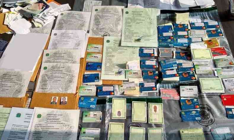 Polícia apreendeu documentos falsos(foto: Polícia Federal/Divulgação)