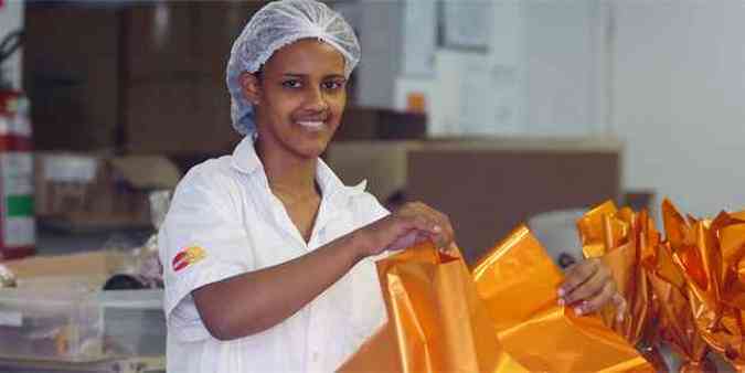 Rosilene Alves foi contratada temporariamente para embalar Ovos de Pscoa (foto: Ramon Lisboa/EM/D.A Press)
