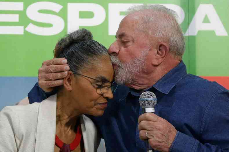 Lula beijando a testa de Marina Silva